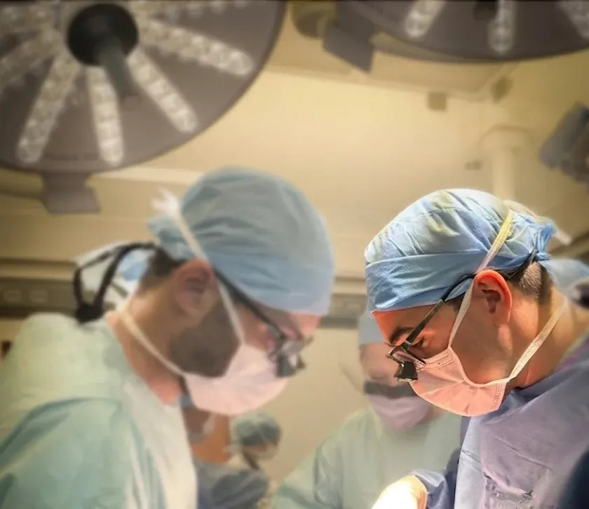 Le Dr Samuel Niddam au bloc opératoire